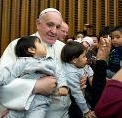 Papa Francesco durante la visita al Dispensario Pediatrico di Santa Marta